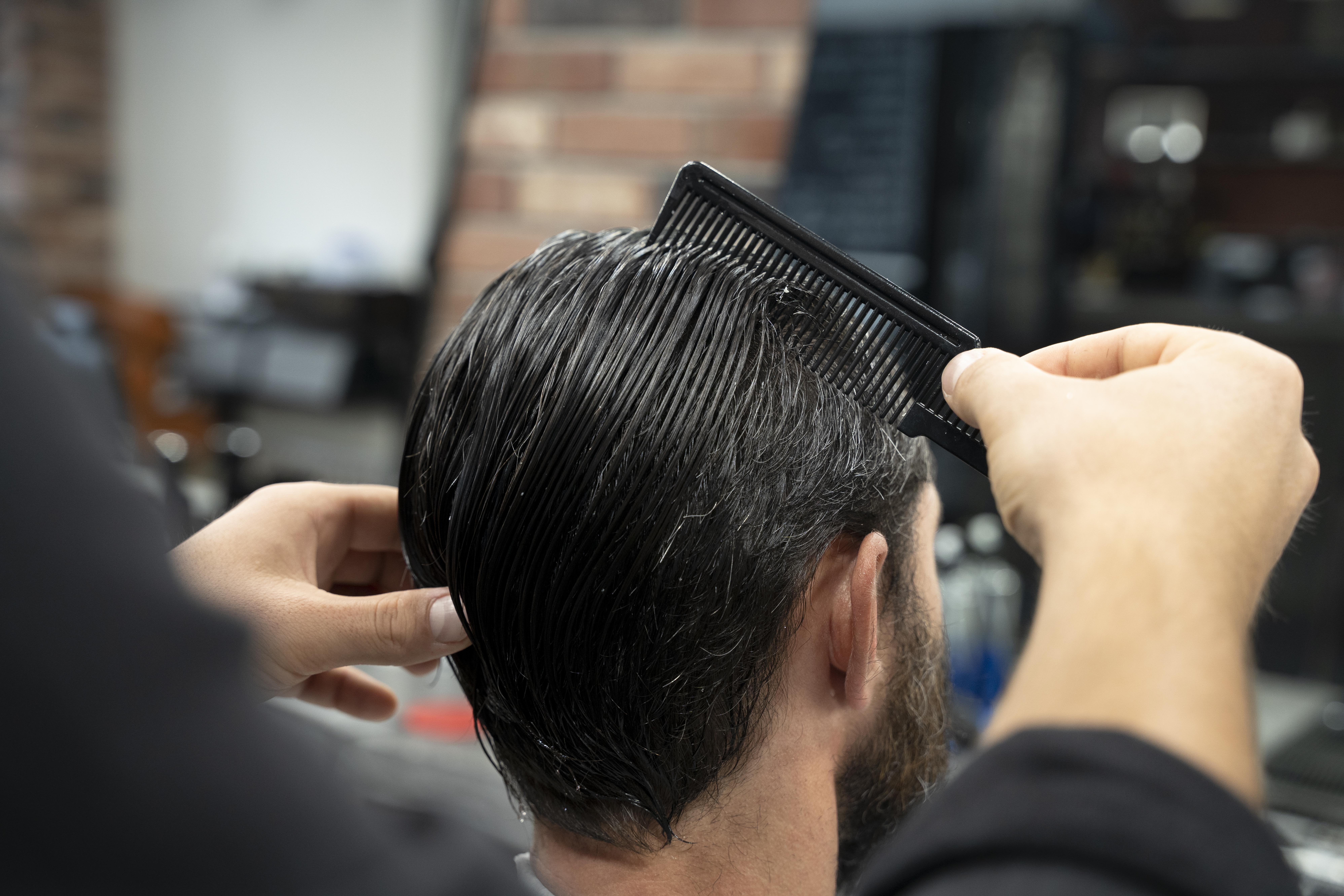 parrucchiere-che-pettina-i-capelli-da-vicino Your Identity